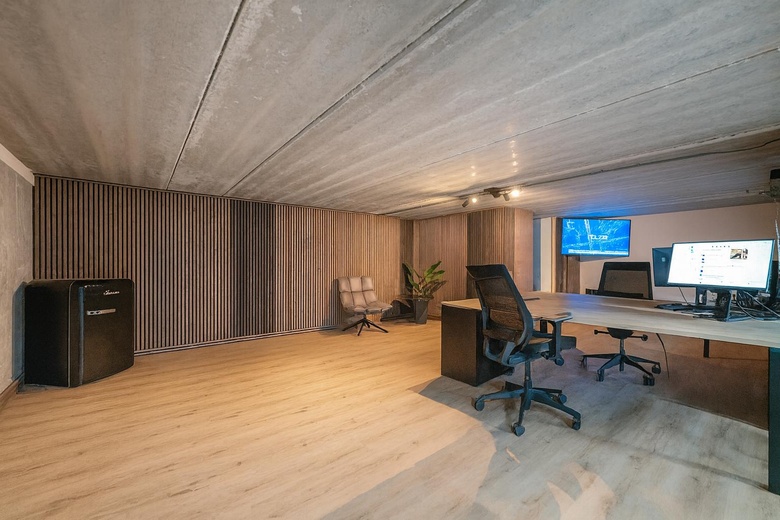 BedrijfsruimteaanHopperweg 11 17<br/> inHellevoetsluis