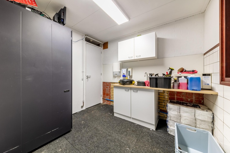 BedrijfsruimteaanMolendijk 11<br/> inRockanje