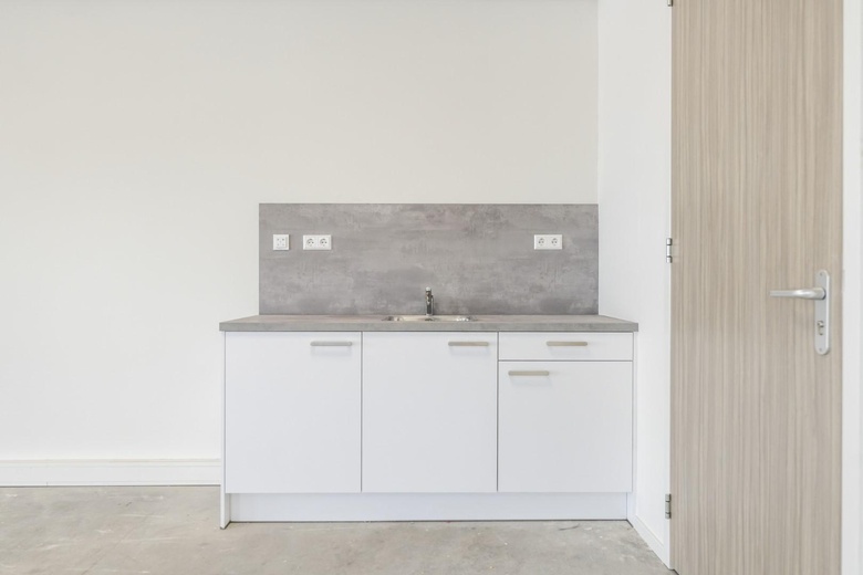 BedrijfsruimteaanMarisstraat 8 d<br/> inSliedrecht