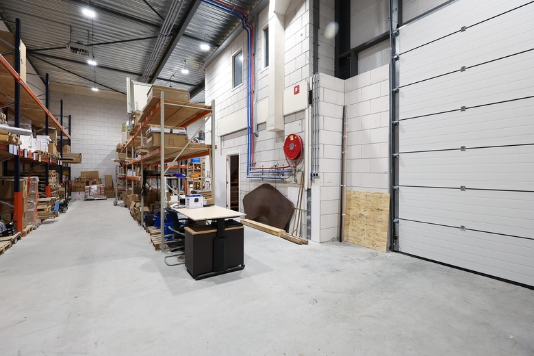 BedrijfsruimteaanLuzernestraat 9<br/> inNieuw-Vennep