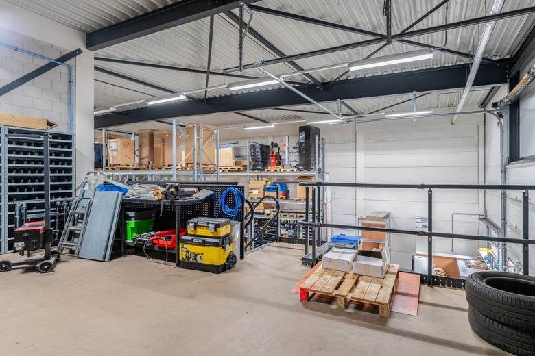 BedrijfsruimteaanLeeghwaterstraat 23<br/> inSliedrecht