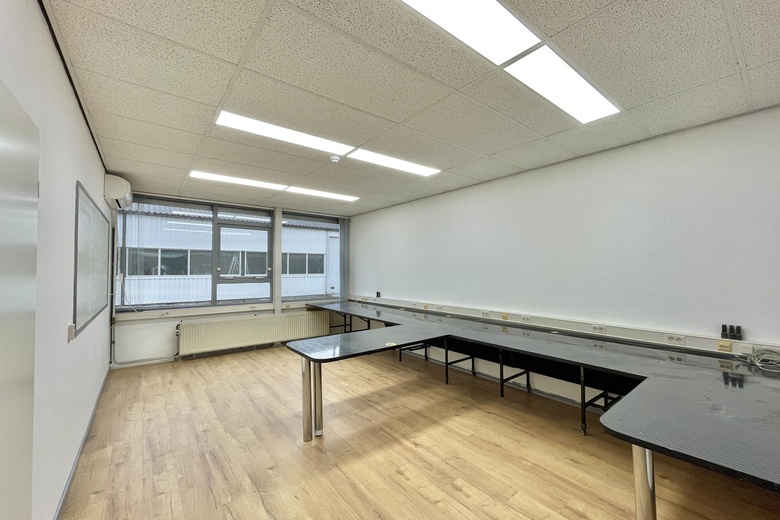 KantoorruimteaanRevisieweg 18<br/> inEmmeloord KantoorruimteaanRevisieweg 18<br/> inEmmeloord