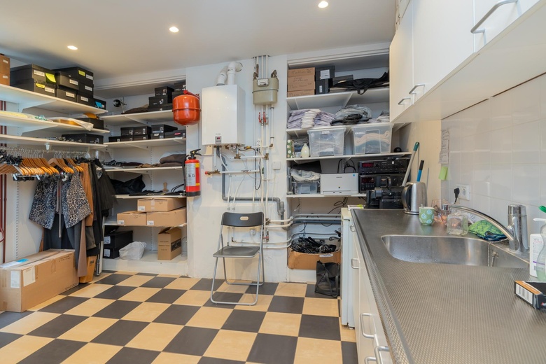 WinkelruimteaanHaarlemmerstraat 18<br/> inLeiden WinkelruimteaanHaarlemmerstraat 18<br/> inLeiden