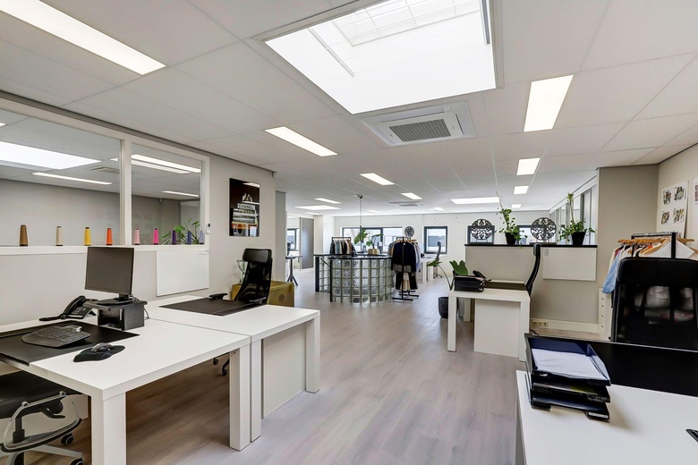 BedrijfsruimteaanDe Lasso-Zuid 9<br/> inRoelofarendsveen