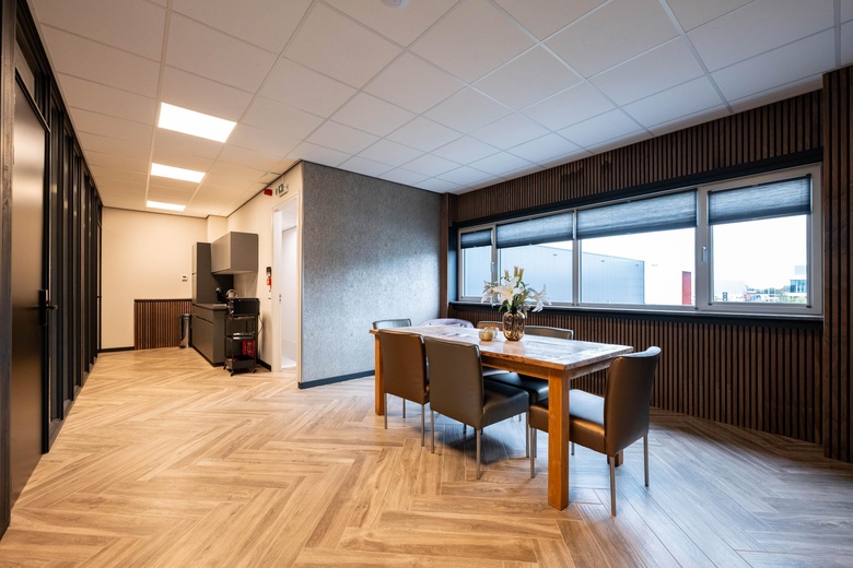 BedrijfsruimteaanHopperweg 11 17<br/> inHellevoetsluis