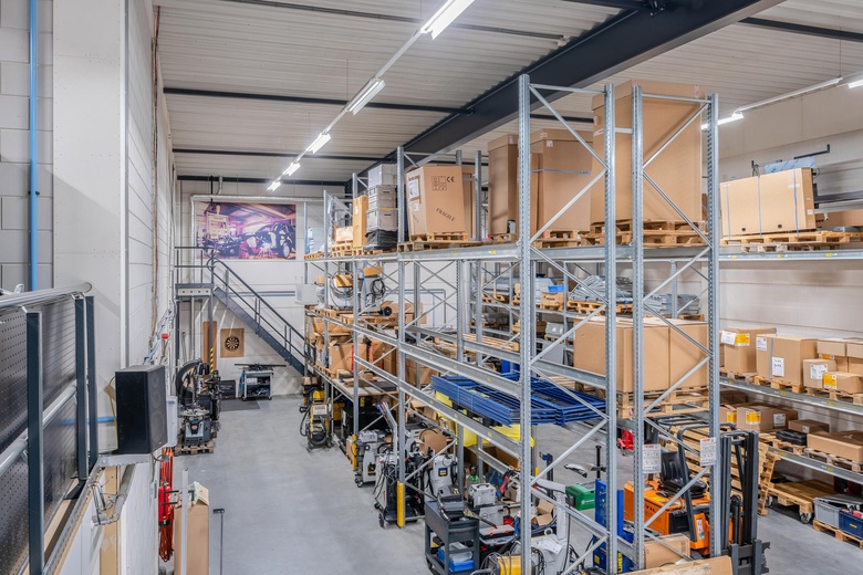 BedrijfsruimteaanLeeghwaterstraat 23<br/> inSliedrecht