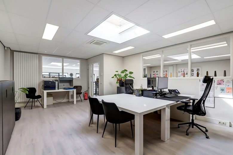 BedrijfsruimteaanDe Lasso-Zuid 9<br/> inRoelofarendsveen