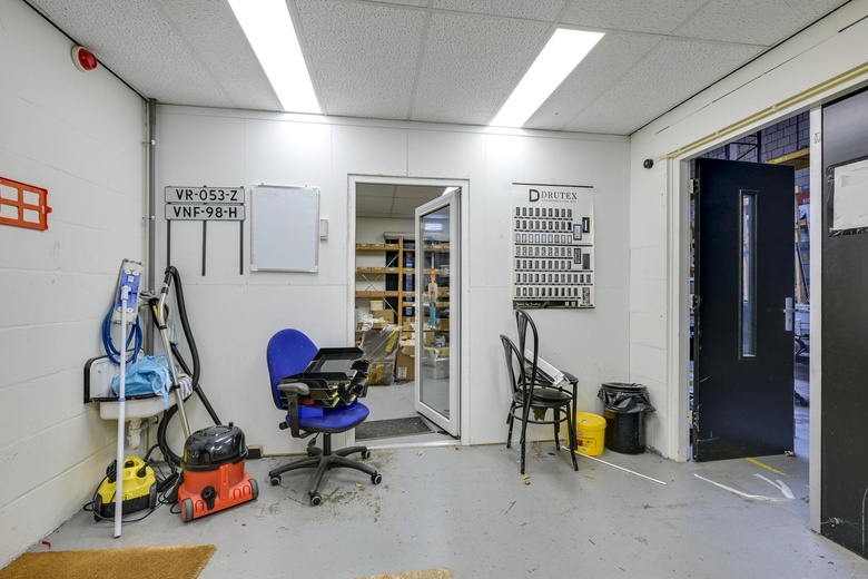 BedrijfsruimteaanWilgenkade 1<br/> inHouten