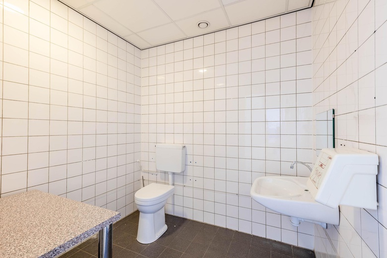 WinkelruimteaanMathenesserlaan 540<br/> inRotterdam WinkelruimteaanMathenesserlaan 540<br/> inRotterdam