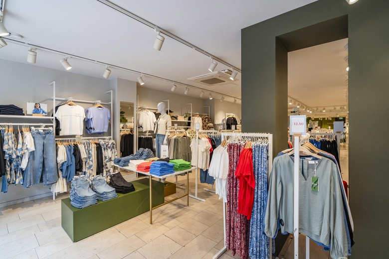 WinkelruimteaanDemer 17<br/> inEindhoven WinkelruimteaanDemer 17<br/> inEindhoven