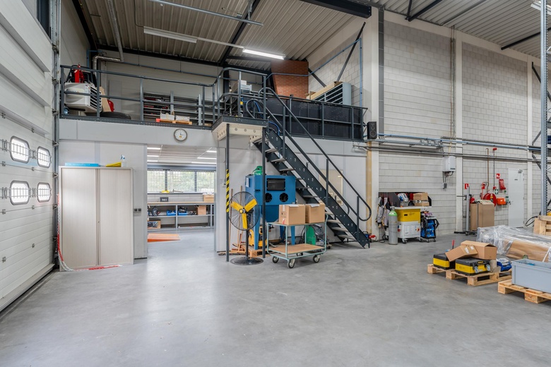 BedrijfsruimteaanLeeghwaterstraat 23<br/> inSliedrecht