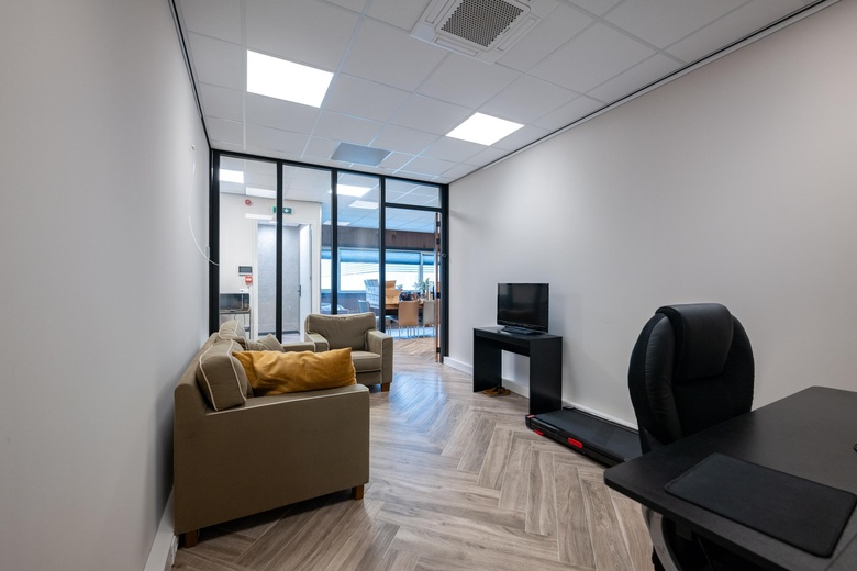 BedrijfsruimteaanHopperweg 11 17<br/> inHellevoetsluis