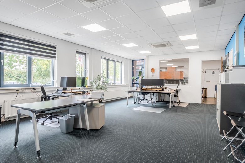 BedrijfsruimteaanLeeghwaterstraat 23<br/> inSliedrecht