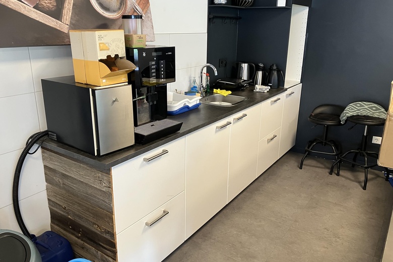 BedrijfsruimteaanPeppelkade 15 a<br/> inHouten