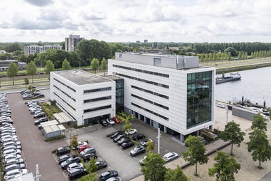 Bekijk foto 2 van Waalhaven O.z. 85