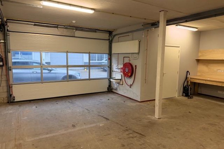 BedrijfsruimteaanVan der Hoopstraat 8 b<br/> inKrimpen aan den IJssel