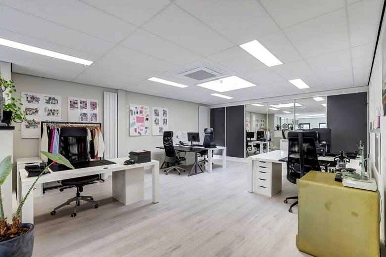 BedrijfsruimteaanDe Lasso-Zuid 9<br/> inRoelofarendsveen