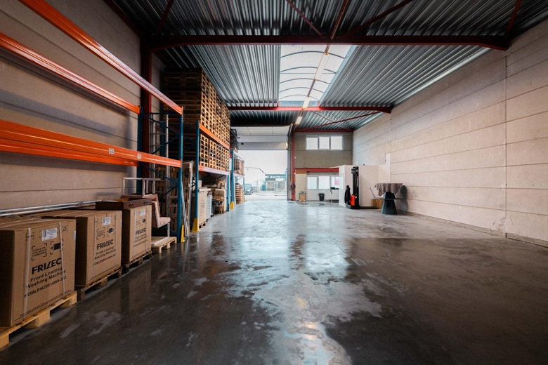 BedrijfsruimteaanEinsteinweg 19 b<br/> inHellevoetsluis