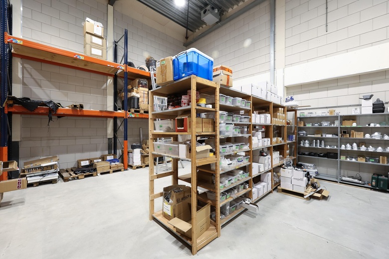 BedrijfsruimteaanLuzernestraat 9<br/> inNieuw-Vennep