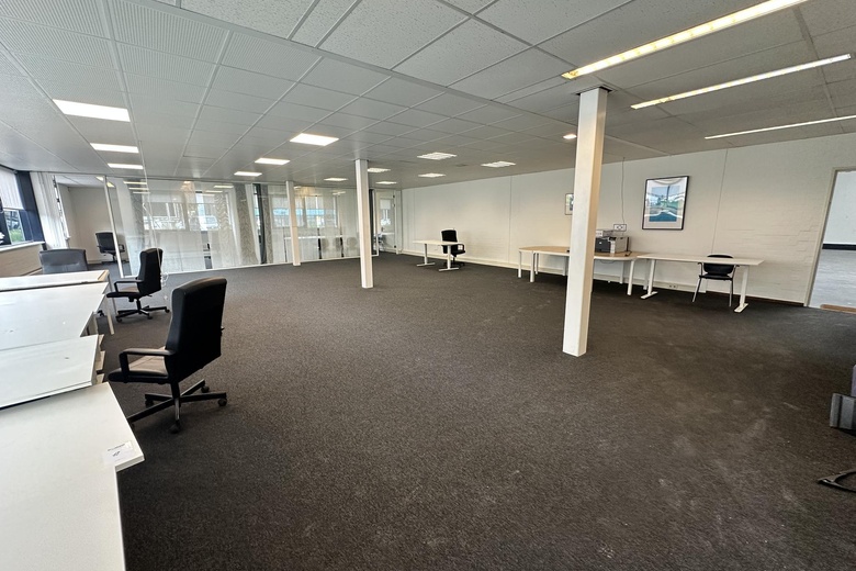 BedrijfsruimteaanParellaan 24<br/> inHoofddorp BedrijfsruimteaanParellaan 24<br/> inHoofddorp