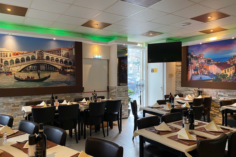 Bekijk foto Horeca aan de Harmonieplein 43 in Maarssen