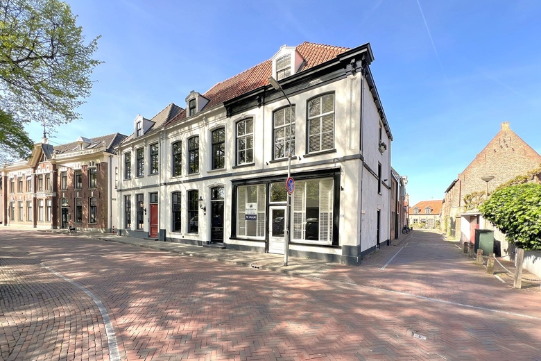 Bekijk foto 1 van Kerkplein 6 Bekijk foto 1 van Kerkplein 6