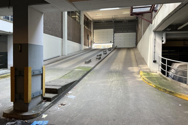 WinkelruimteaanStrevelsweg 742<br/> inRotterdam WinkelruimteaanStrevelsweg 742<br/> inRotterdam
