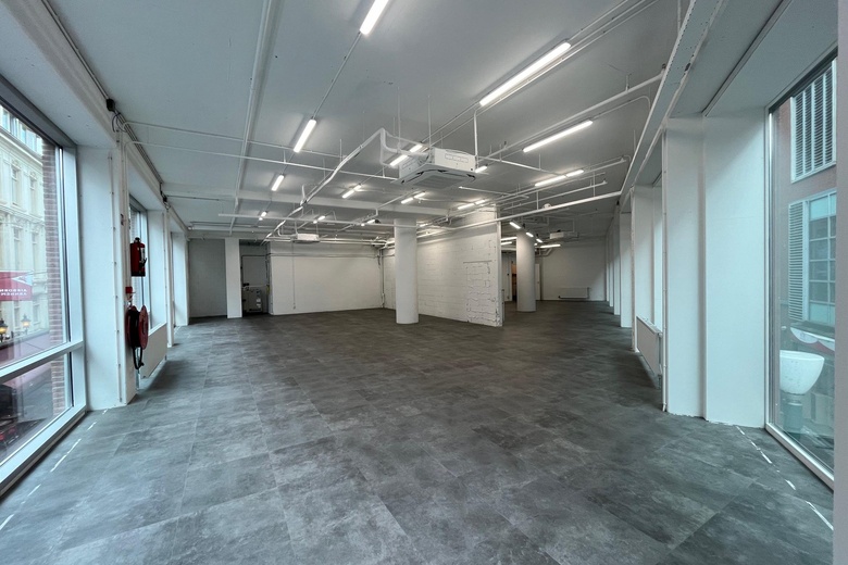 WinkelruimteaanDwingelstraat 8<br/> inArnhem WinkelruimteaanDwingelstraat 8<br/> inArnhem