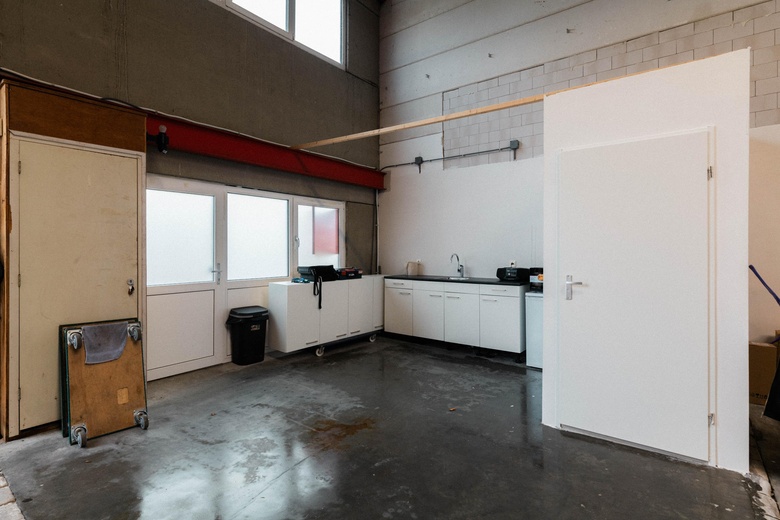 BedrijfsruimteaanEinsteinweg 19 b<br/> inHellevoetsluis