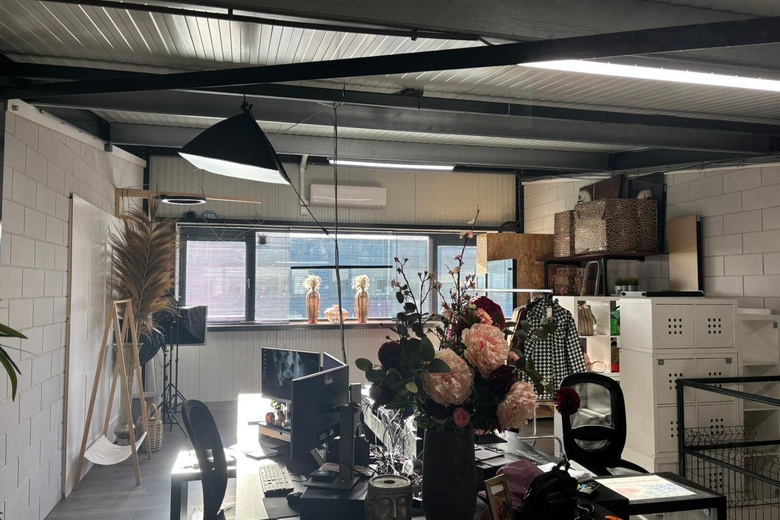 BedrijfsruimteaanKnibbelweg 73<br/> inZevenhuizen