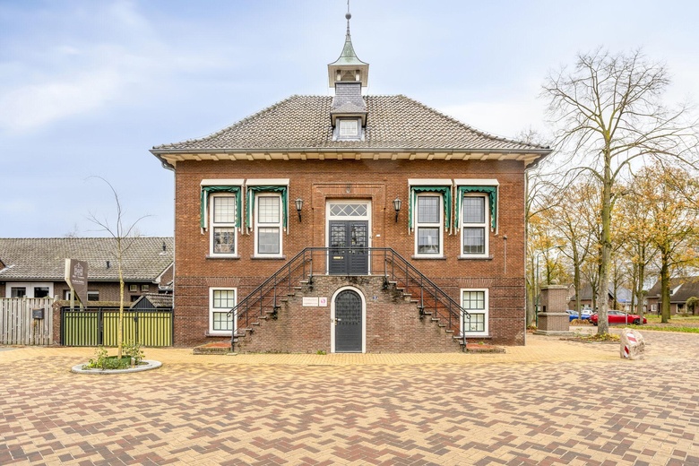 Bekijk foto 1 van Raadhuisplein 9