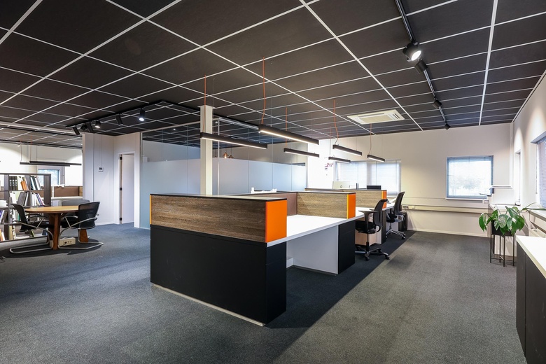 BedrijfsruimteaanLuzernestraat 9<br/> inNieuw-Vennep