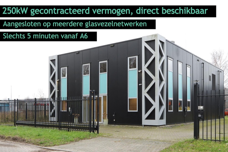 Bekijk foto 1 van De Striptekenaar 76 Bekijk foto 1 van De Striptekenaar 76