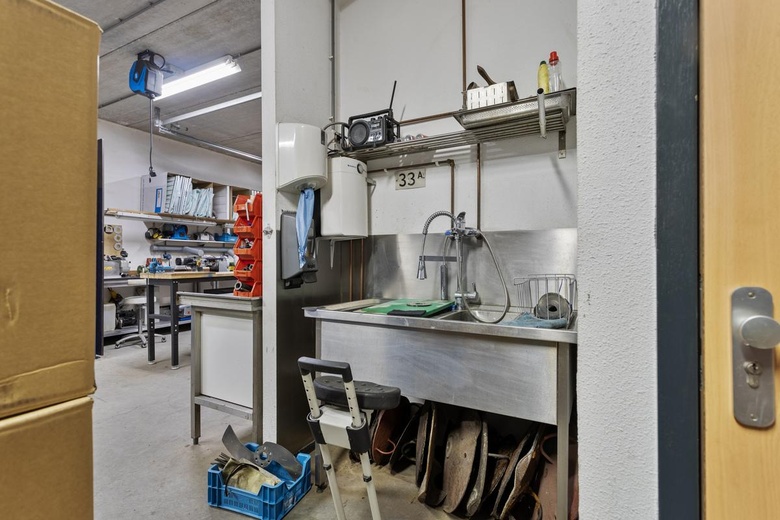 BedrijfsruimteaanLuzernestraat 33 A<br/> inNieuw-Vennep