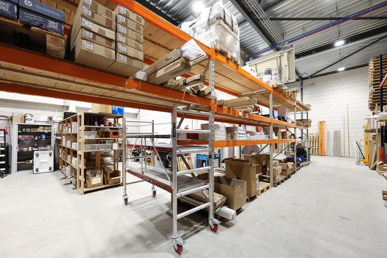 BedrijfsruimteaanLuzernestraat 9<br/> inNieuw-Vennep