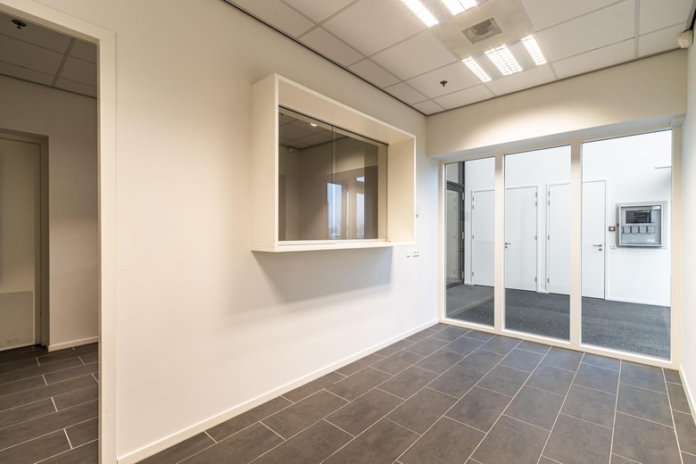 BedrijfsruimteaanTufsteen 3<br/> inHoofddorp BedrijfsruimteaanTufsteen 3<br/> inHoofddorp