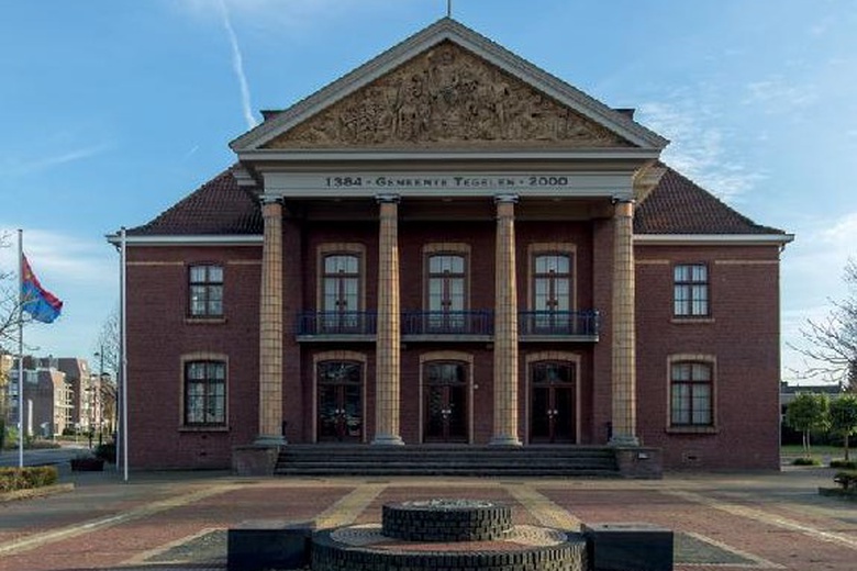 Bekijk foto 1 van Raadhuislaan 11 Bekijk foto 1 van Raadhuislaan 11