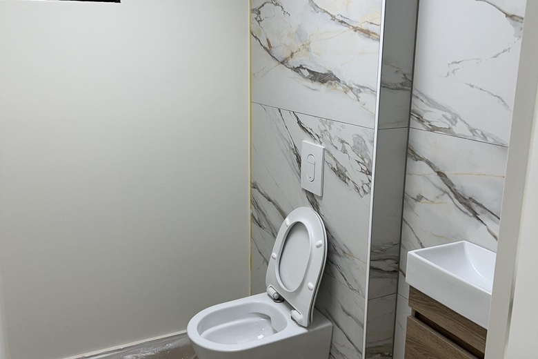 WinkelruimteaanMiddenbaan 73<br/> inBarendrecht WinkelruimteaanMiddenbaan 73<br/> inBarendrecht