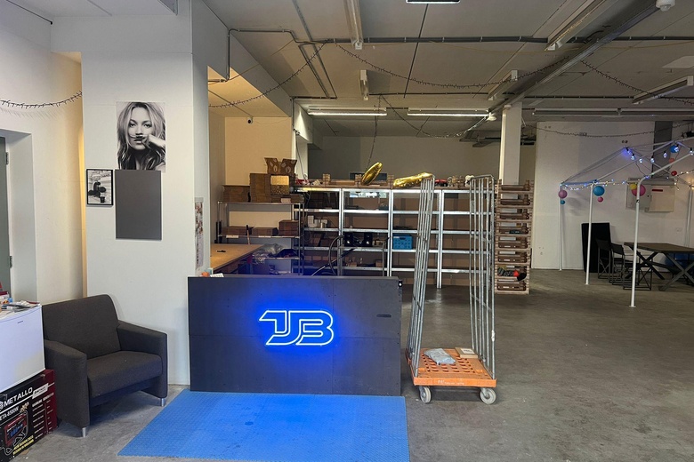 BedrijfsruimteaanLeeuwarderstraatweg 129<br/> inHeerenveen BedrijfsruimteaanLeeuwarderstraatweg 129<br/> inHeerenveen