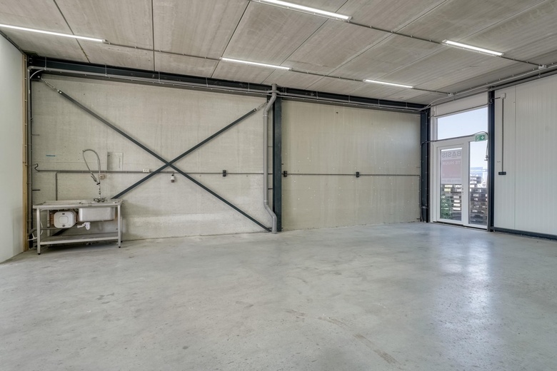 BedrijfsruimteaanMadame Curiestraat 1 a<br/> inSassenheim BedrijfsruimteaanMadame Curiestraat 1 a<br/> inSassenheim