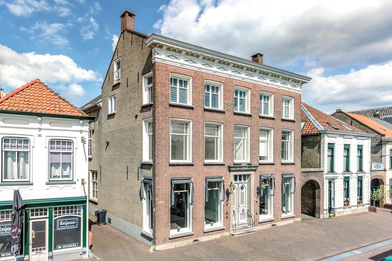 Bekijk foto Winkelruimte aan de Raadhuisstraat 45 in Roosendaal