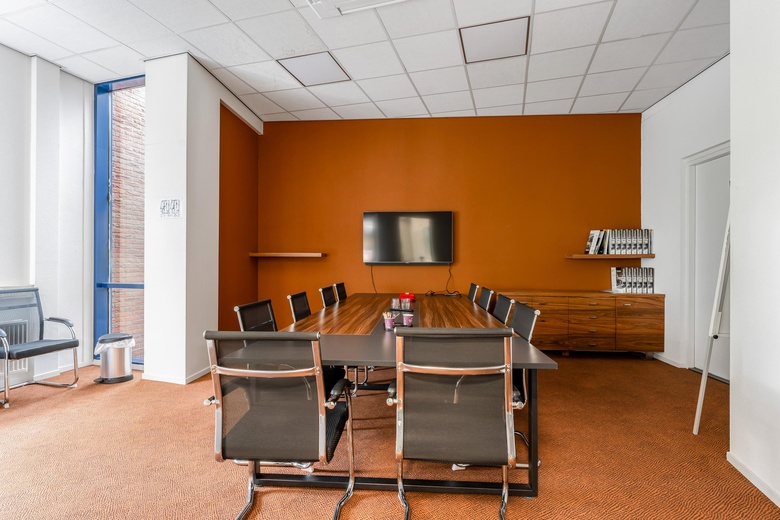 BedrijfsruimteaanLeeghwaterstraat 23<br/> inSliedrecht