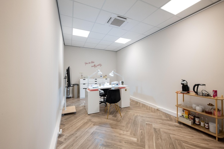 BedrijfsruimteaanHopperweg 11 17<br/> inHellevoetsluis