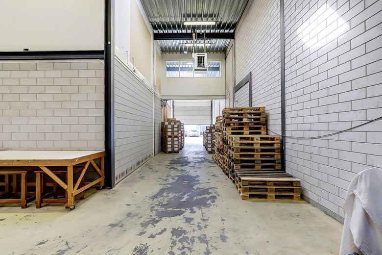 BedrijfsruimteaanDe Lasso-Zuid 9<br/> inRoelofarendsveen