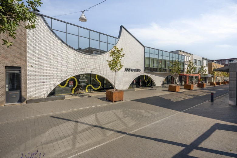 Bekijk foto Winkelruimte aan de Salmstraat 15 in Geleen Bekijk foto Winkelruimte aan de Salmstraat 15 in Geleen