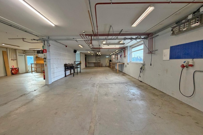 BedrijfsruimteaanIndustrieweg 20<br/> inSliedrecht