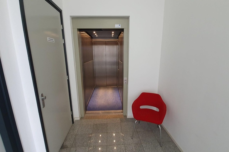 BedrijfsruimteaanMarie Curieweg 1<br/> inRoermond BedrijfsruimteaanMarie Curieweg 1<br/> inRoermond