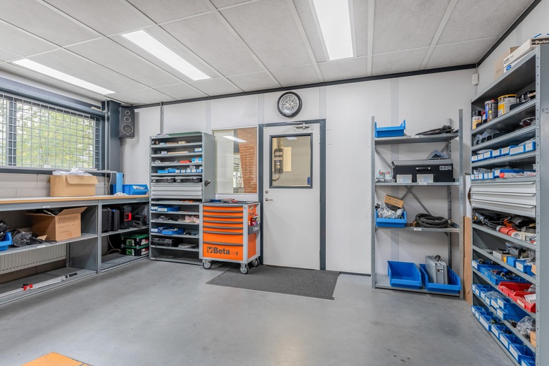 BedrijfsruimteaanLeeghwaterstraat 23<br/> inSliedrecht