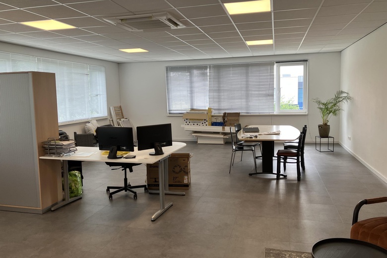 BedrijfsruimteaanPeppelkade 15 a<br/> inHouten