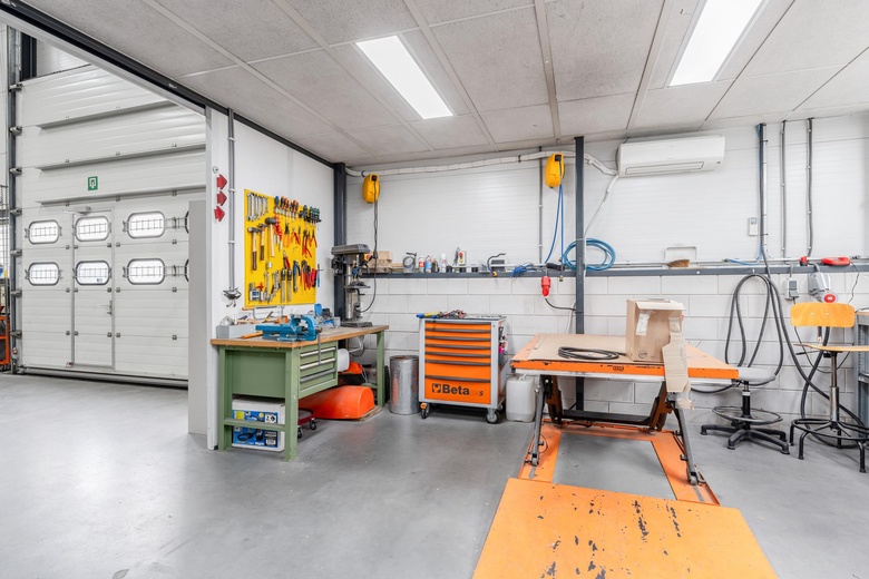 BedrijfsruimteaanLeeghwaterstraat 23<br/> inSliedrecht